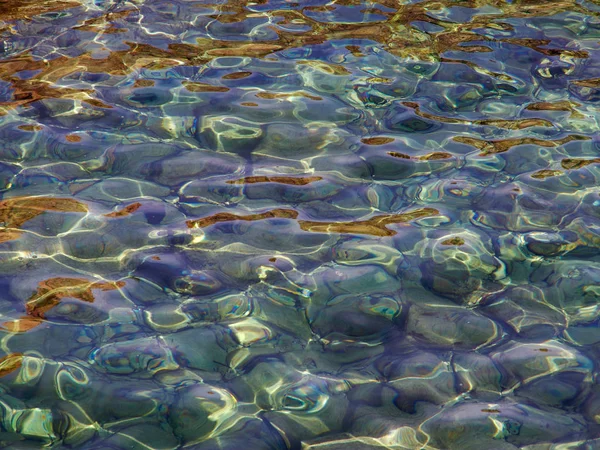 Helderblauwe Zee Oceaanwater Rotsen Achtergrondafbeelding Van Aard Van Vakantie Van — Stockfoto