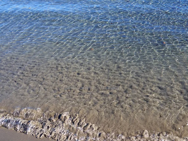 細かい砂の素晴らしい夏の休暇自然背景イメージの上の澄んだ青い海海の水 — ストック写真