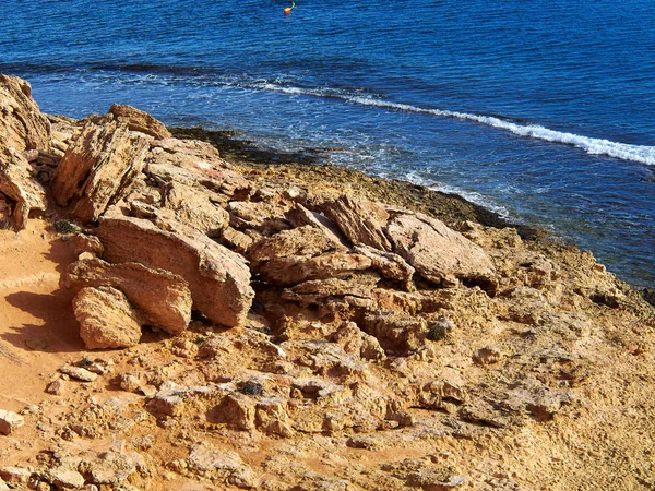 Grandi Rocce Chiaro Profondo Blu Mare Oceano Costa Blanca Spagna — Foto Stock