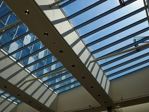 Telhado Vidro Edifício Moderno Com Fundo Céu Azul Claro — Fotografia de Stock