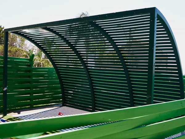 Nowoczesny Design Wzór Zakrzywione Wiązki Zielona Pergola Metali Ogrodzie Domu — Zdjęcie stockowe
