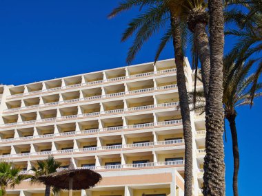 Klasik tipik yaz tatil Akdeniz resort otel Costa Blanca İspanya deniz tarafından