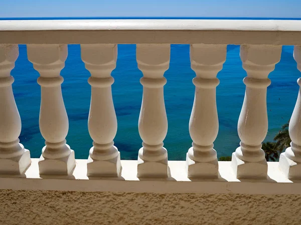 Tradycyjny Wzór Biały Spaish Balkonem Pięknym Widokiem Morza Costa Blanca — Zdjęcie stockowe