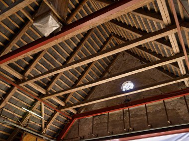 Eski bir vintage çiftlik evin çatı tavan zarar 