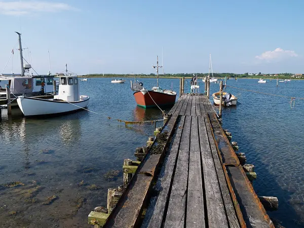 Traditionelle Klassische Kleine Fischerboote Einem Kleinen Hölzernen Dock Dänemark Verankert — Stockfoto