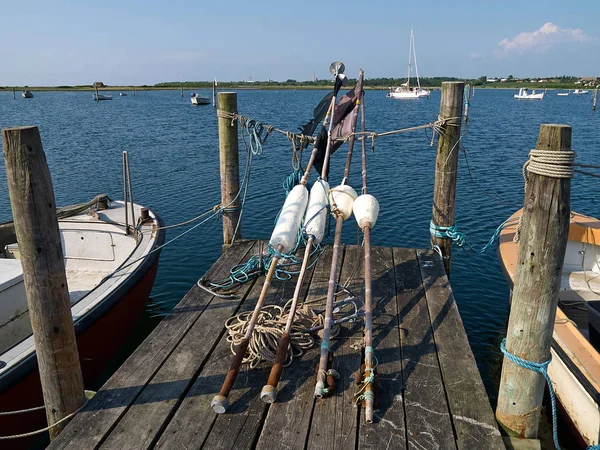 传统网 漂浮物和渔具在一个木船坞 Funen — 图库照片
