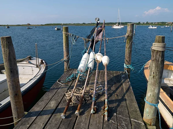 Traditionelle Netze Schwimmer Und Fanggeräte Auf Einem Hölzernen Dock Funen — Stockfoto