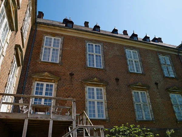 Fyn フュン島のデンマークの歴史的な邸宅の典型的な古典的な建てられたマナー ハウス — ストック写真