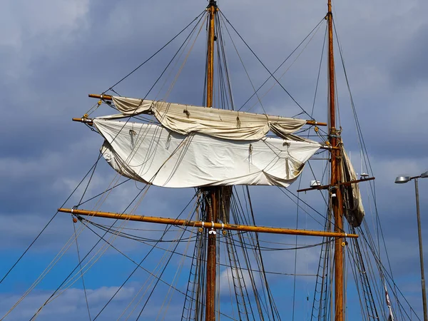 Plachtění Stožáry Tradiční Vinobraní Dřevěné Tallships Nebe Pozadí — Stock fotografie