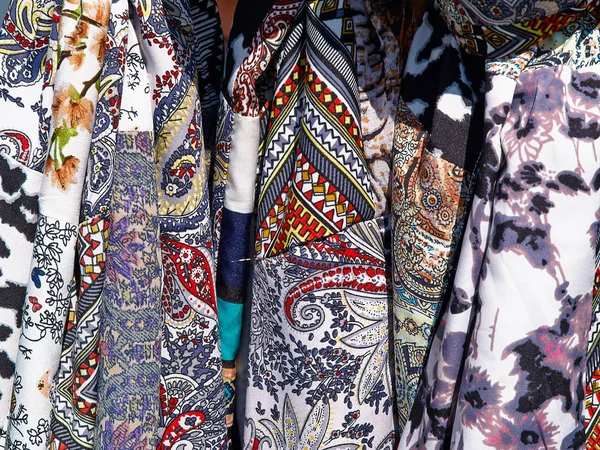 Klassieke Kleurrijke Zijden Sjaals Opgehangen Tentoongesteld Staan Een Mode Winkel — Stockfoto