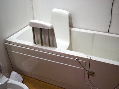 Engelliler için banyo küveti, engelliler için elektrikli tutacakları var.