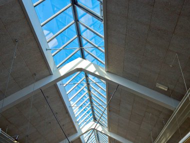 arka plan açık mavi gökyüzü ile modern binanın cam çatı