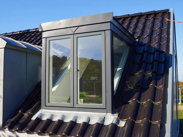 Modernes Design Vertikales Dachfenster Mit Weißer Leichtmetallverkleidung — Stockfoto