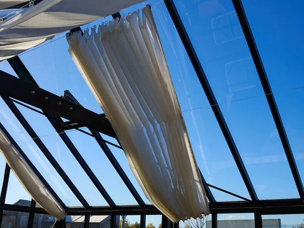 Glazen Dak Van Moderne Gebouw Met Achtergrond Van Heldere Blauwe — Stockfoto