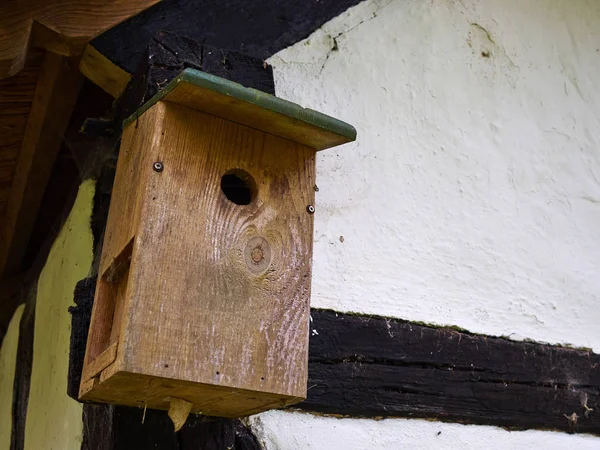 Традиционная Самодельная Деревянная Коробка Гнездования Повешенная Стене Дома — стоковое фото