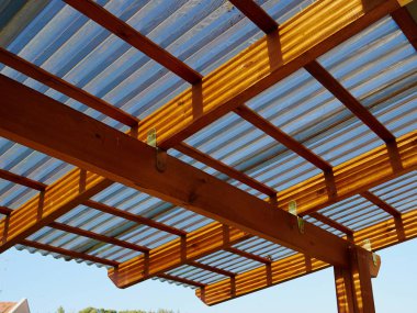 Gökyüzü artalanları bir teras üzerinde modern tasarım ahşap pergola