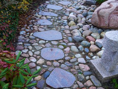 Farklı boyut taşlar bir bahçe ile oluşan klasik tasarım patika yol
