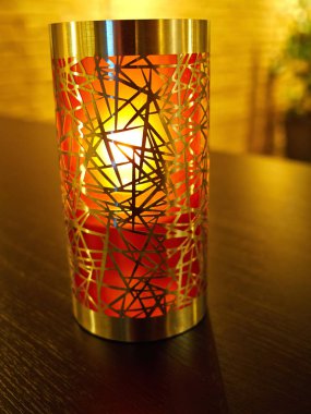 Yaratıcı tasarım bir restoran masaya parlak metal ve renkli cam ile yapılan mumluk