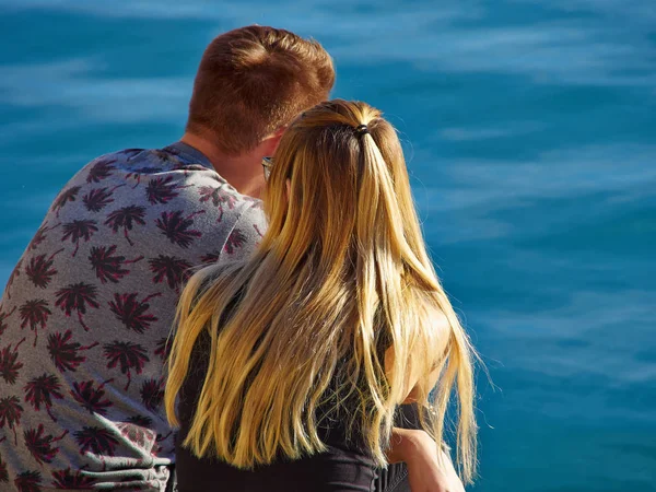 Jeune Couple Amoureux Assis Bord Océan Mer Plage Vacances — Photo