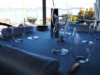 Dörde bir restoranda bir yemek için çatal ve Züccaciye Mağazaları ile düzenlenmiş zarif klasik tablo