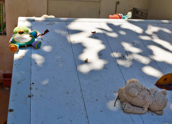 Bambola Abbandonata Lasciata Fuori Strada Concetto Violenza Contro Bambini Famiglia — Foto Stock
