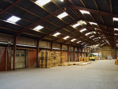 Asansör iç tarım çiftlik strorage ambar paletleri ile ve bir çatal