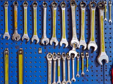 Bir atölye garaj Fabrika Sanayi arka plan görüntüsü astı araçları yelpazesi somun anahtarları hüzünlendiren