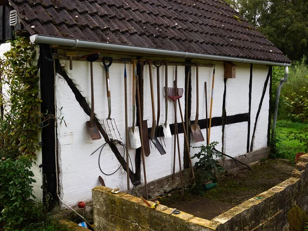 Giardinaggio Strumenti Invecchiamento Appesi Muro Una Vecchia Casa Campagna Tradizionale — Foto Stock