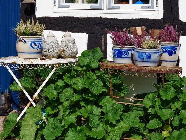 在传统乡村风格的丹麦房子的正面与花 锅和花园桌丹麦 — 图库照片