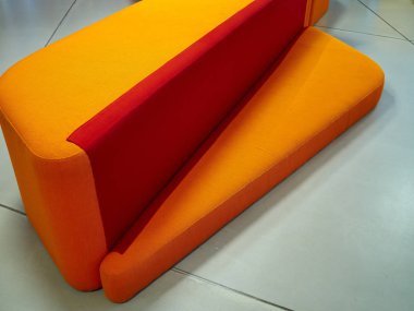 Modern trendy İskandinav tarzı kanepe parlak güçlü turuncu ve kırmızı renklerde