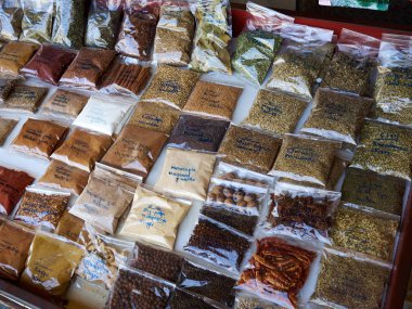 Semt pazarı Limasol Kıbrıs sergilenen çeşitli paketlenmiş baharat yelpazesi