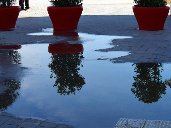 Abstracte Reflectie Van Straat Potten Stedelijke Stad Achtergrondafbeelding — Stockfoto
