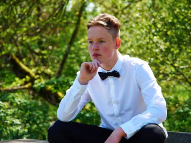 Açık havada oturma ve düşünme ve geleceği hakkında düşleyerek genç adam