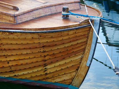 Klasik zamansız tasarım ahşap bir teknenin detayları bir marinada demirli.