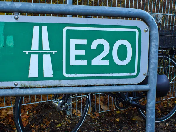 Verkeersbord Sturen Naar Snelweg E20 Doorkruisen Noord Europa — Stockfoto