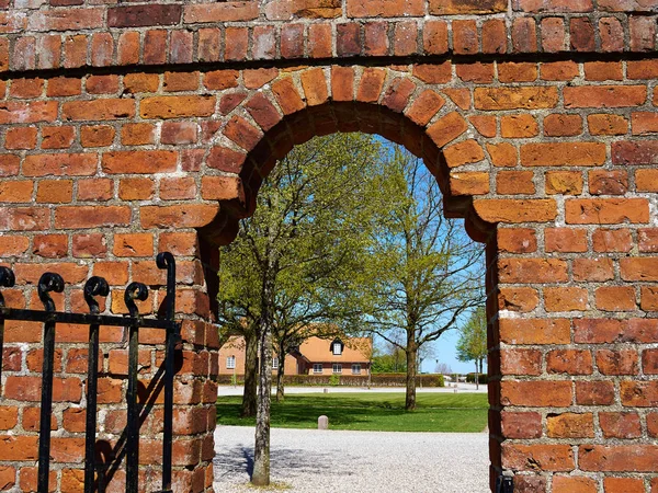 Traditionele Klassieke Stenen Boog Gate Leasing Een Prachtig Landgoed Tuin — Stockfoto