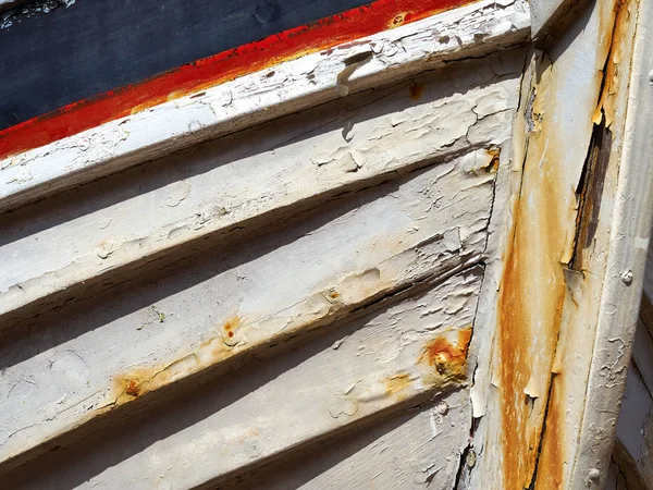 陆地上一艘古老的破锈木船的细节 — 图库照片