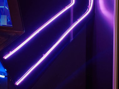 Neon ışıkları mor menekşe Uv siyah arka plan üzerinde