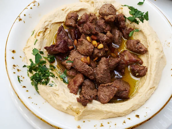Hummus with lamb meat  Middle East Arabic food — Stock Photo, Image