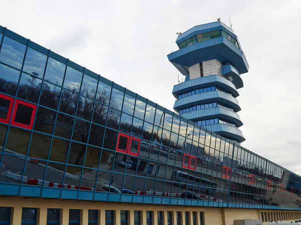Torre de controle em um aeroporto — Fotografia de Stock
