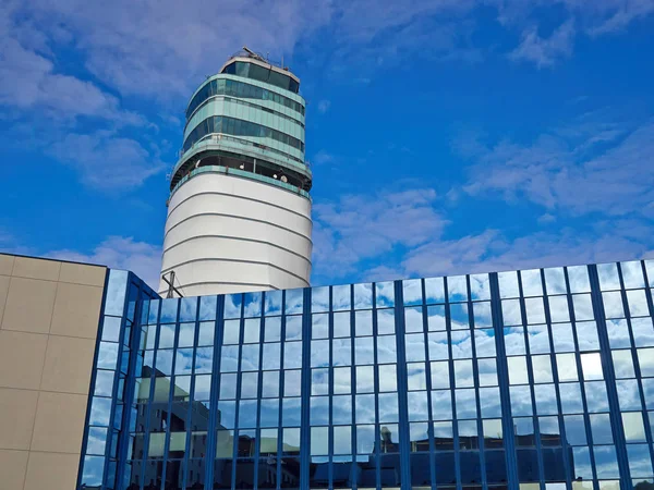 Controle toren in een luchthaven — Stockfoto