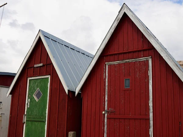 海岸の美しい赤い釣り小屋 — ストック写真