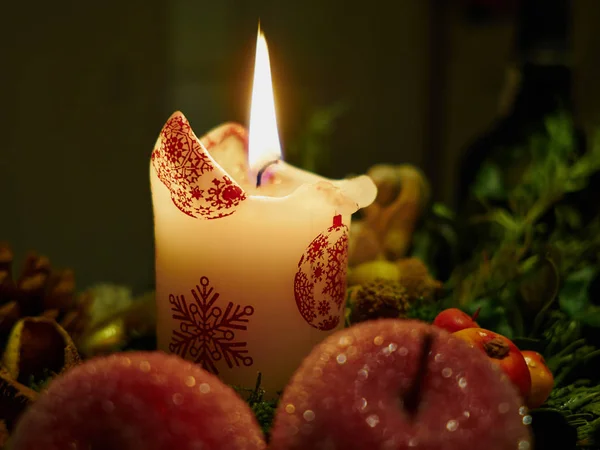 燃えるキャンドルのお祝いのクリスマスの装飾 — ストック写真