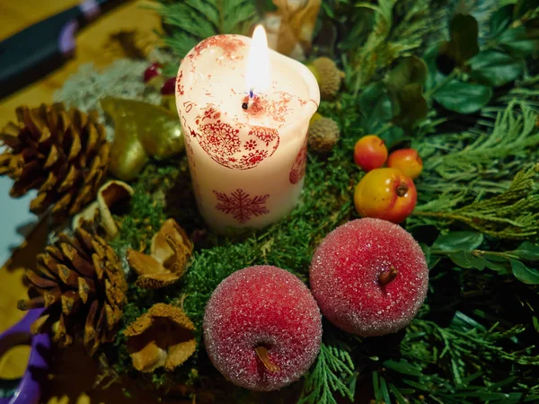 Hořící svíčka sváteční vánoční dekorace — Stock fotografie