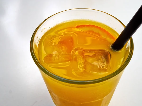 作りたてのオーガニックオレンジジュース — ストック写真