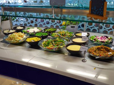 Restoranda taze organik sebze ile Salata bar