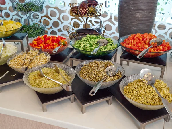 Salada com legumes orgânicos frescos no restaurante — Fotografia de Stock