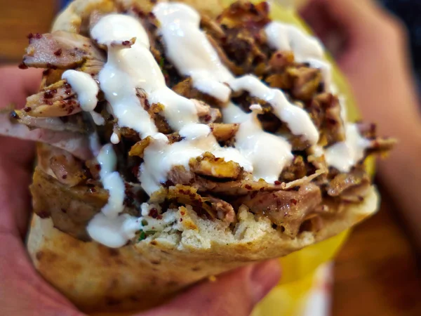 Döner Shawarma Gyros serviert in einem Fladenbrot — Stockfoto