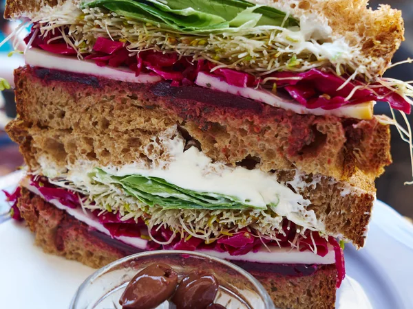 Gezonde verse sandwich van donker volkoren brood met plakjes — Stockfoto