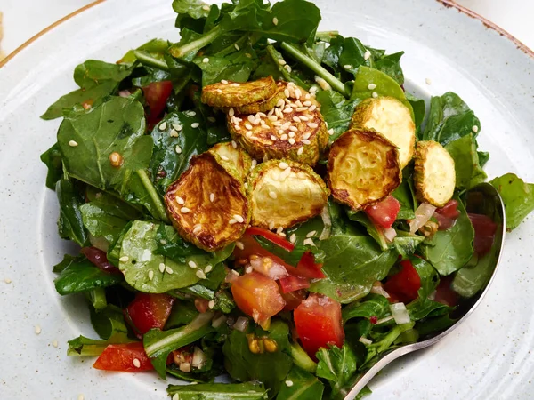 Mangiare sano! Insalata verde fresca con zucchine fritte — Foto Stock